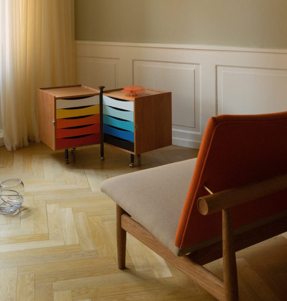 en linea barcelona glove cabinet finn juhl e1750332174959