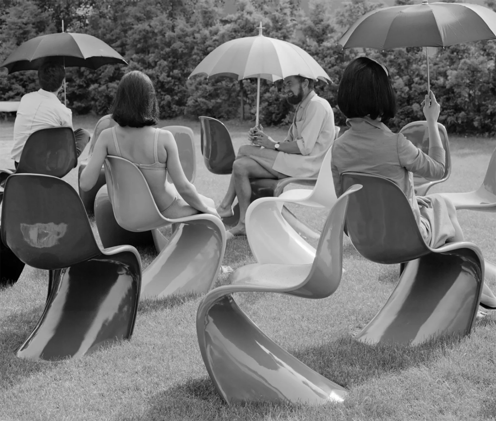 Verner Panton: cien años del diseñador que imaginó nuevos mundos 5 silla panton anuncio exterior