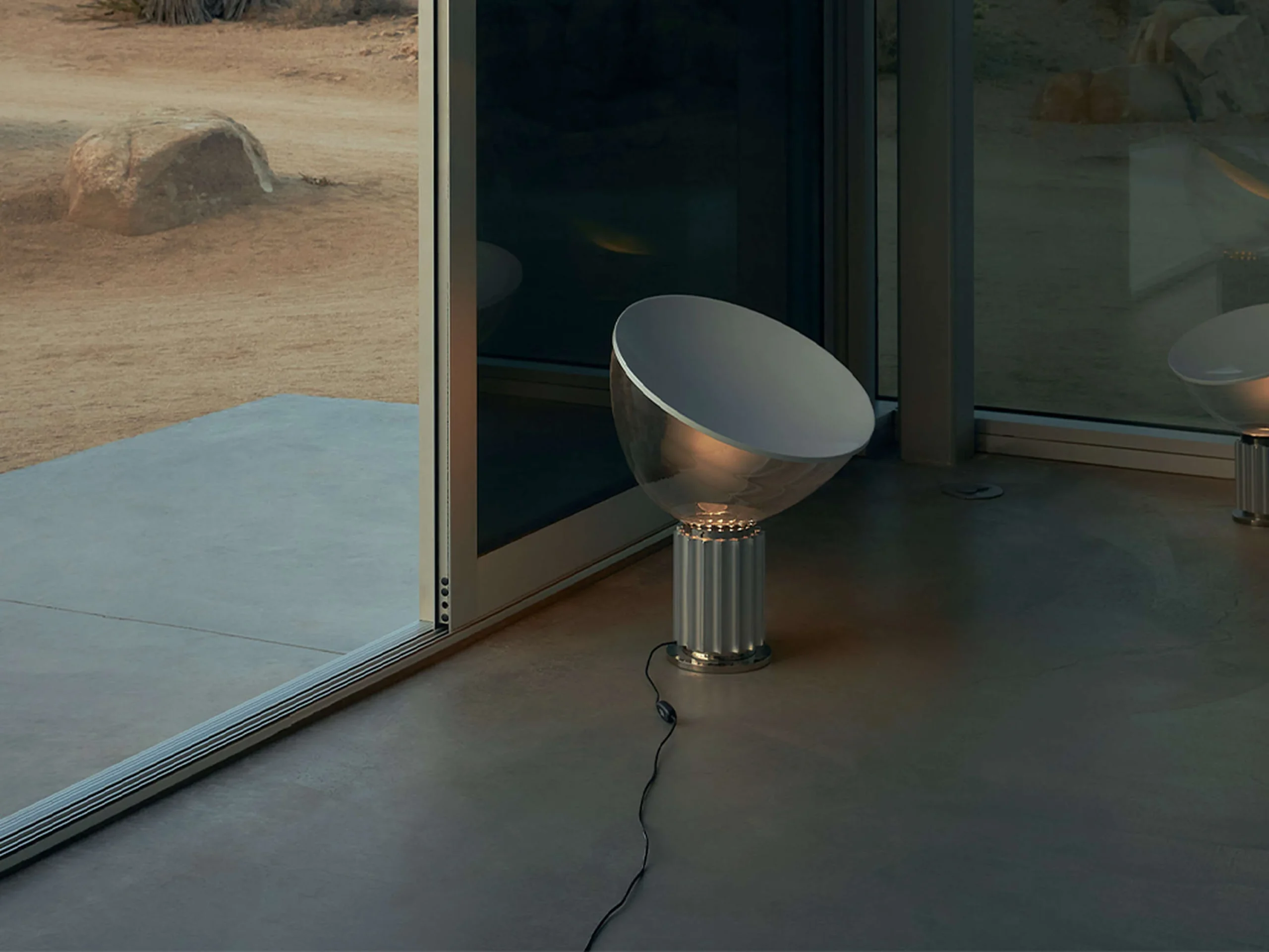 Lámpara Taccia: historia y diseño de un icono de la iluminación italiana 1 lifestyle taccia silver 02 scaled